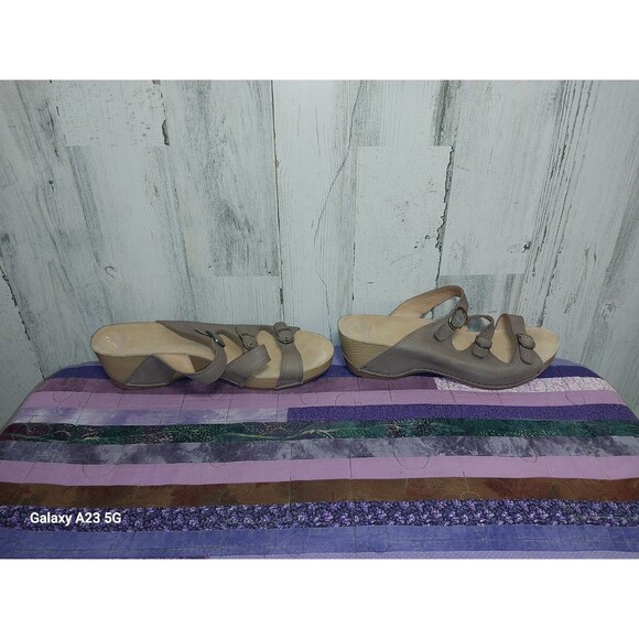 Dansko Tarin Sandals 10.5-11 EU 41 Taupe Nubuck 3 Strap Wedge - Picture 9 of 9